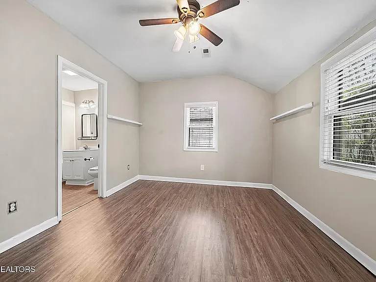 1121 Forsythe St — Photo 12
