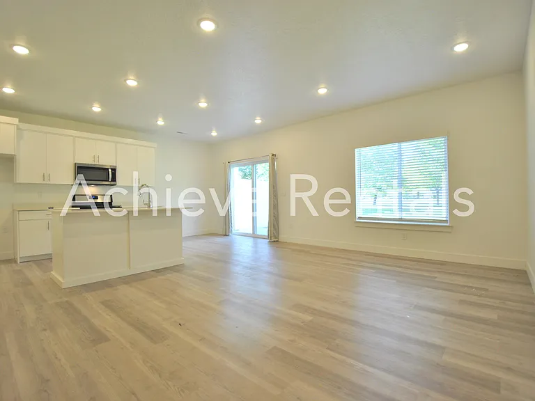 419 W 25 N — Photo 2