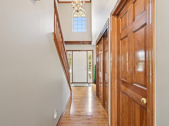 4th image of 8271 Chateau Ln
