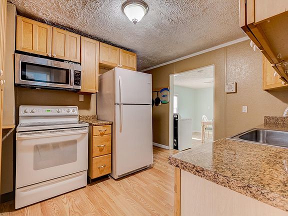 5th image of 256 Mary Ellen St