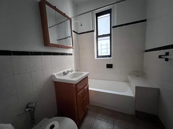 4 Bogardus Place image 3 of 7