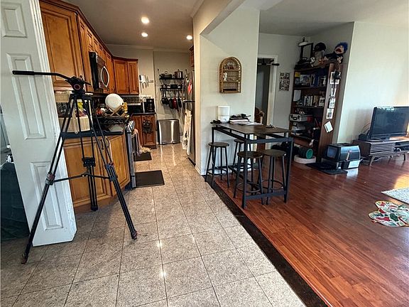 4th image of 720 W 135th St