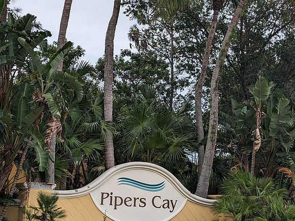 2nd image of 833 Pipers Cay Drive