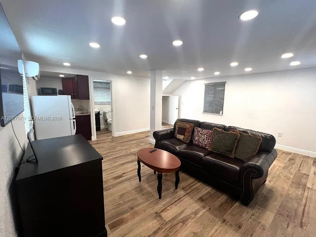 Hollywood South Side Add — Photo 3