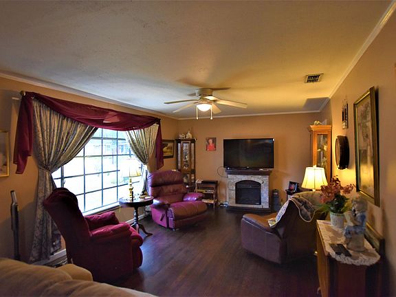 5th image of 2317 Crestwood Dr
