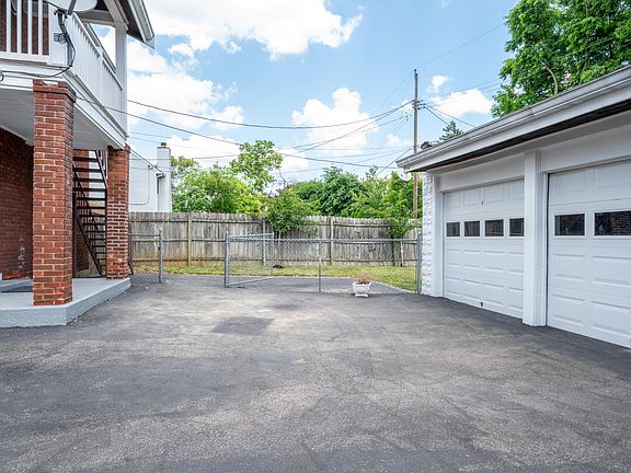 4th image of 1045 Rose Cir