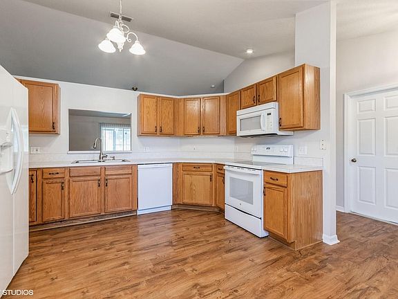 5th image of 694 Park Valley Cir