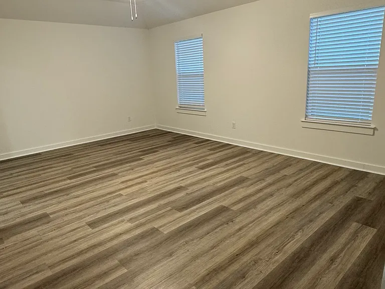 4340 Sloan Dr — Photo 14