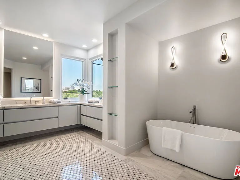 930 N Tigertail Rd — Photo 12