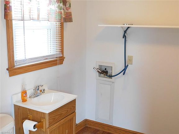 Half bath/ laundry off of kitchen