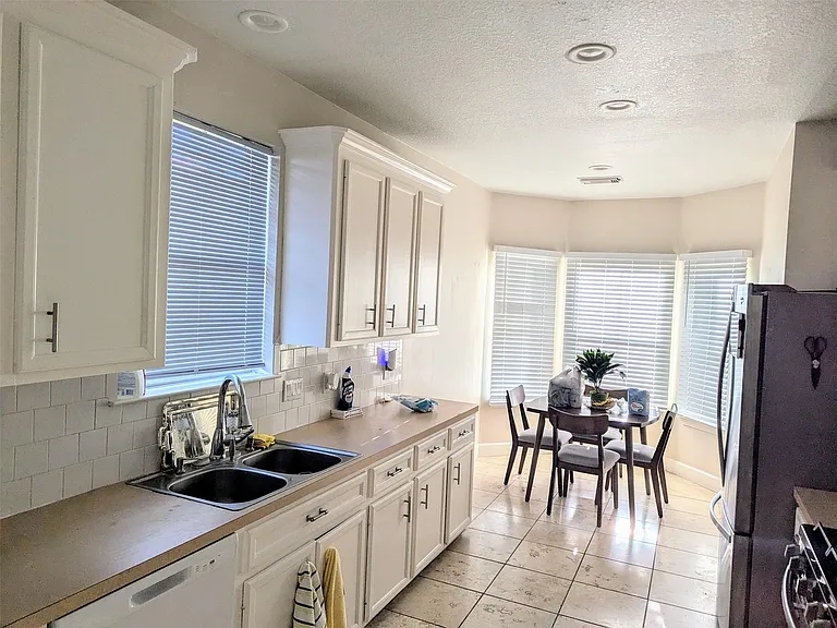 2402 Raintree Village Dr — Photo 5