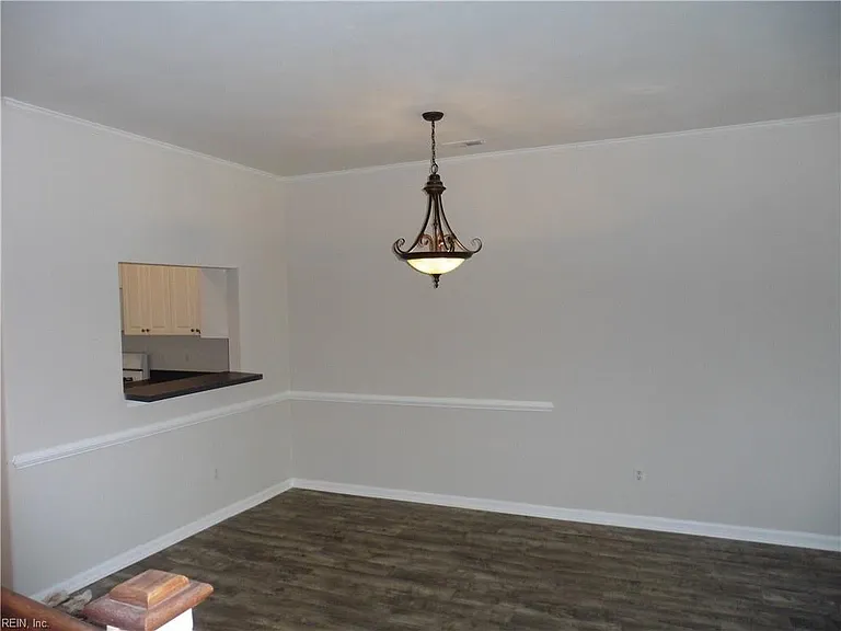2364 Charing Cross Rd — Photo 5