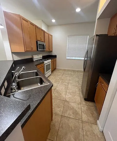 130 Newberry Ln — Photo 2