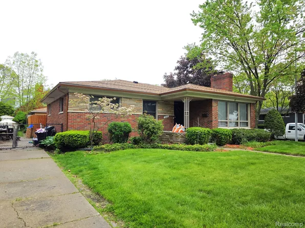 19266 Tyrone St, Harper Woods, MI 48225