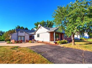 436 N Point Dr, Whitmore Lake, MI 48189