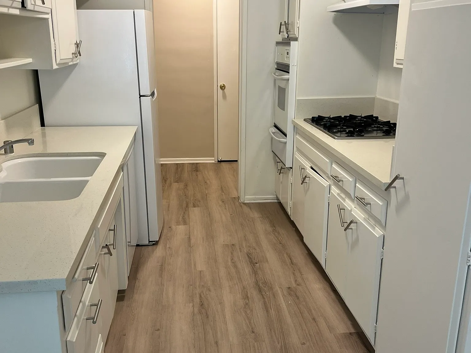Le Baron Apartments — Photo 4