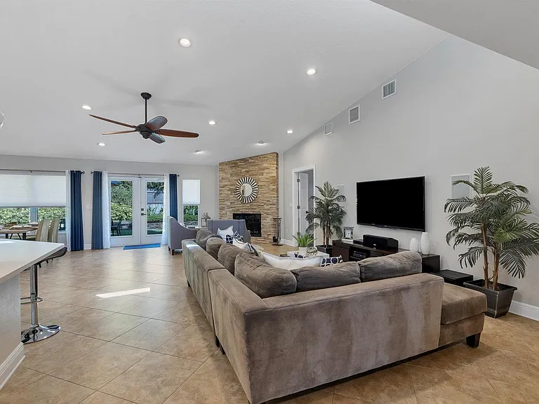 113 Harbor View Ln — Photo 3