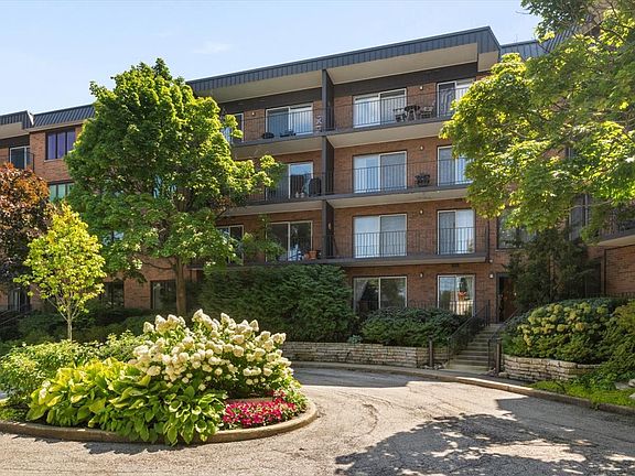 2nd image of 711 Oak St APT 308