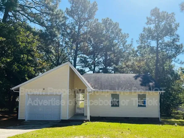 3324 Red Fox Rd, Spring Lake, NC 28390