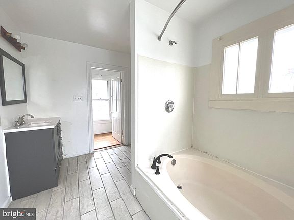 3rd image of 703 2nd St #B