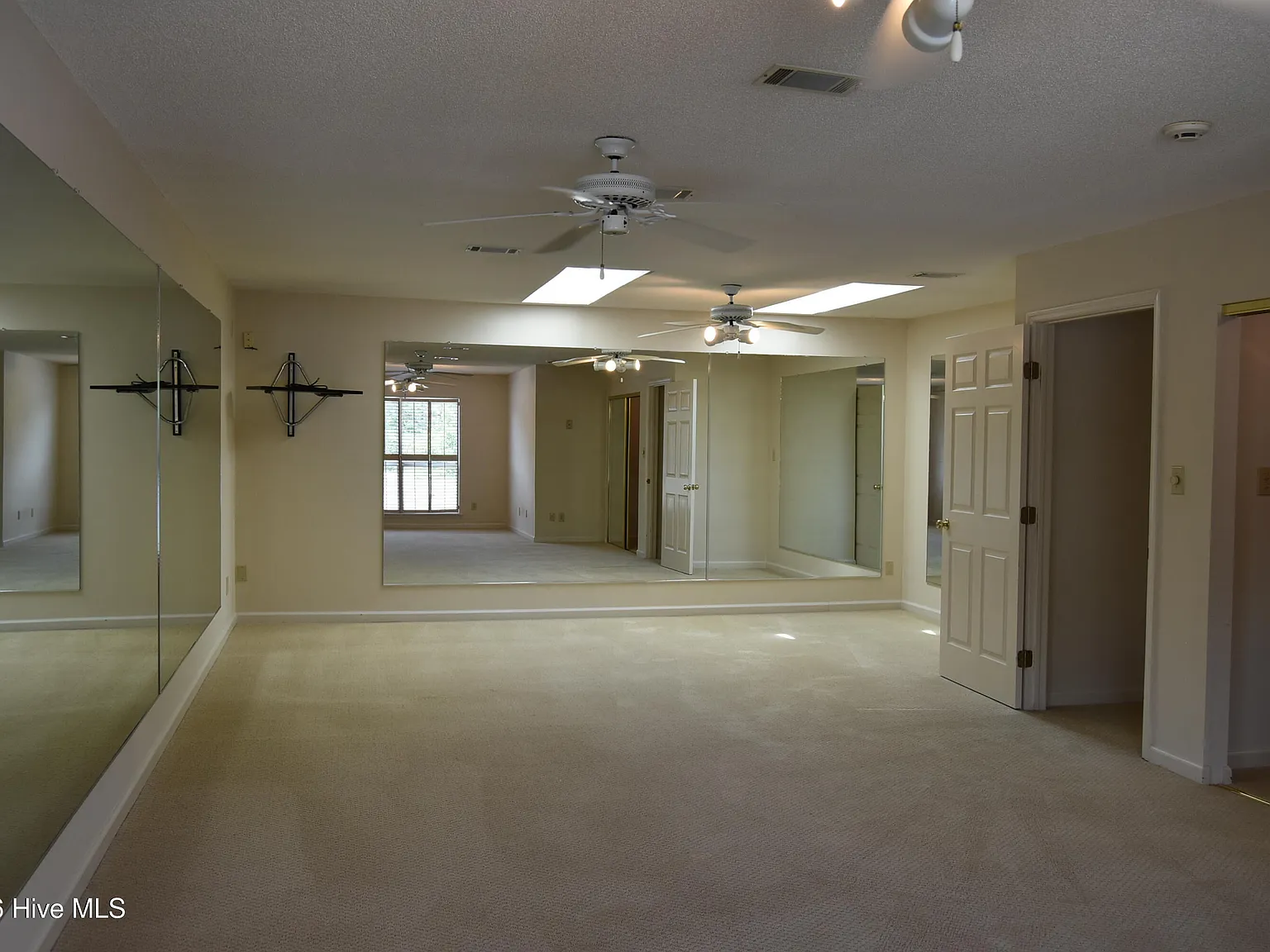 3 bed, 2.5 bath, 2514 sqft, $1,950 — Photo 4