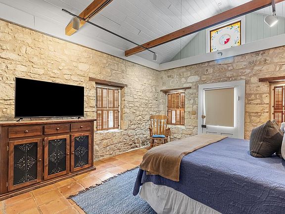 4th image of 208 E San Antonio St