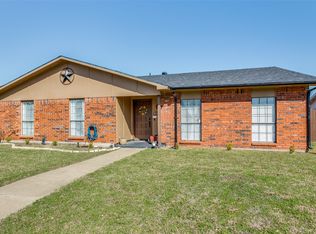2110 Burrows Trl, Grand Prairie, TX 75052