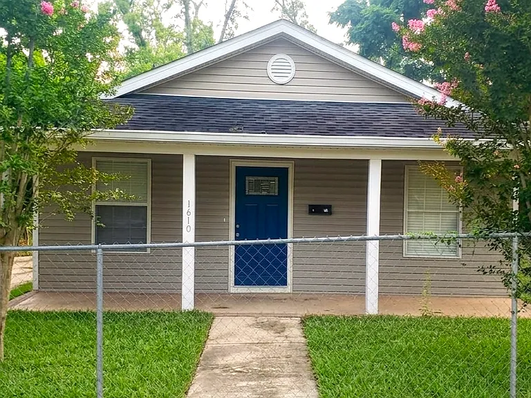 1610 Saxon St — Photo 1