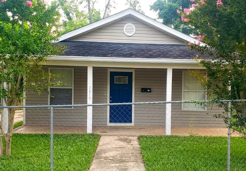 1610 Saxon St