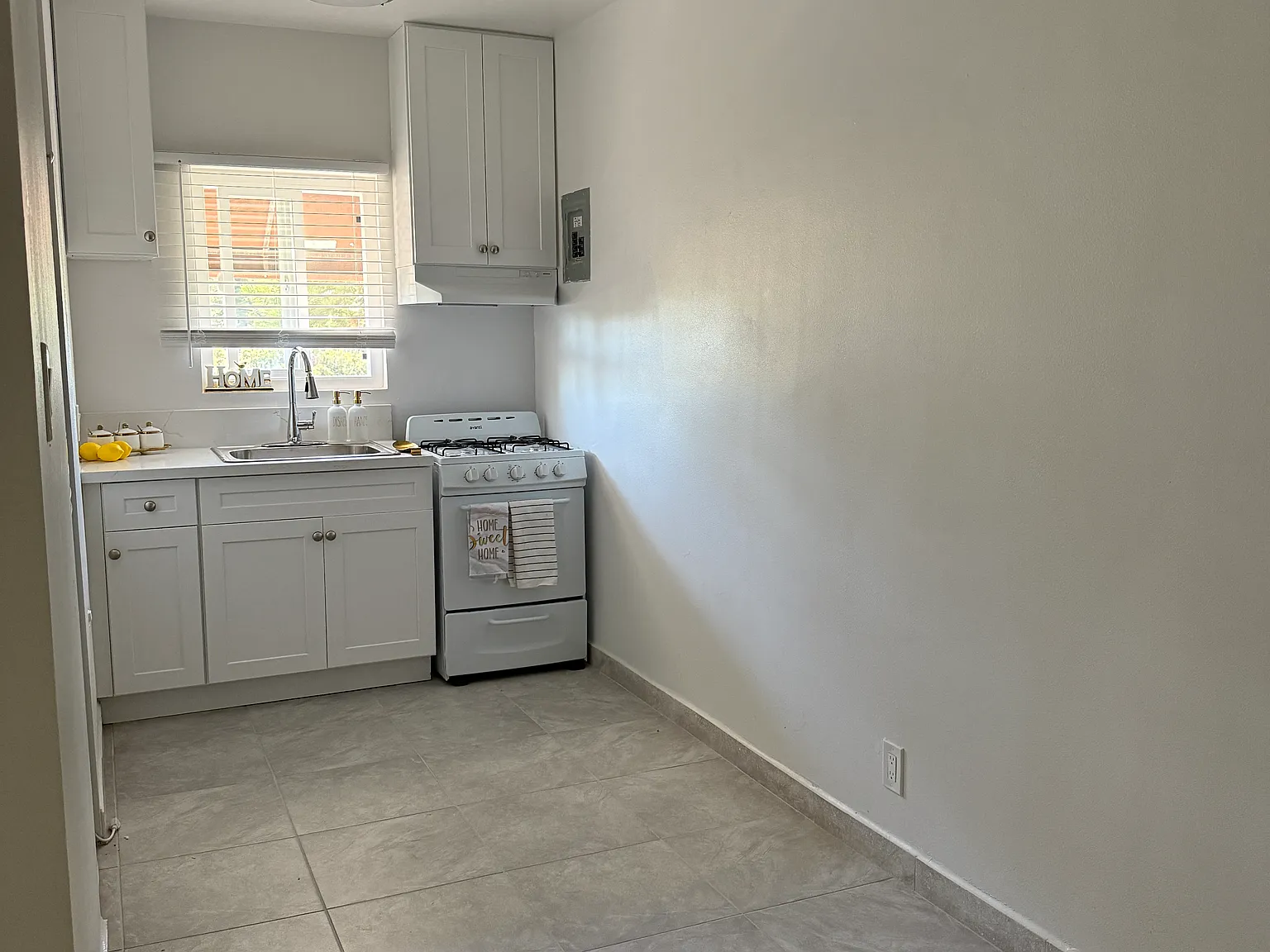 Studio, 420 sqft, $1,395 — Photo 2