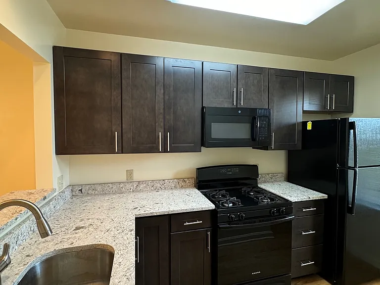 240 Shaler St — Photo 1
