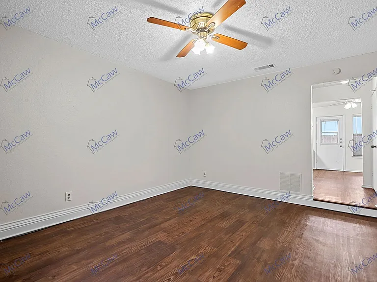800 Bluebonnet Dr #B — Photo 9