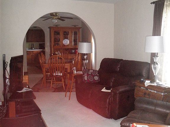 5th image of 916 Carlton St