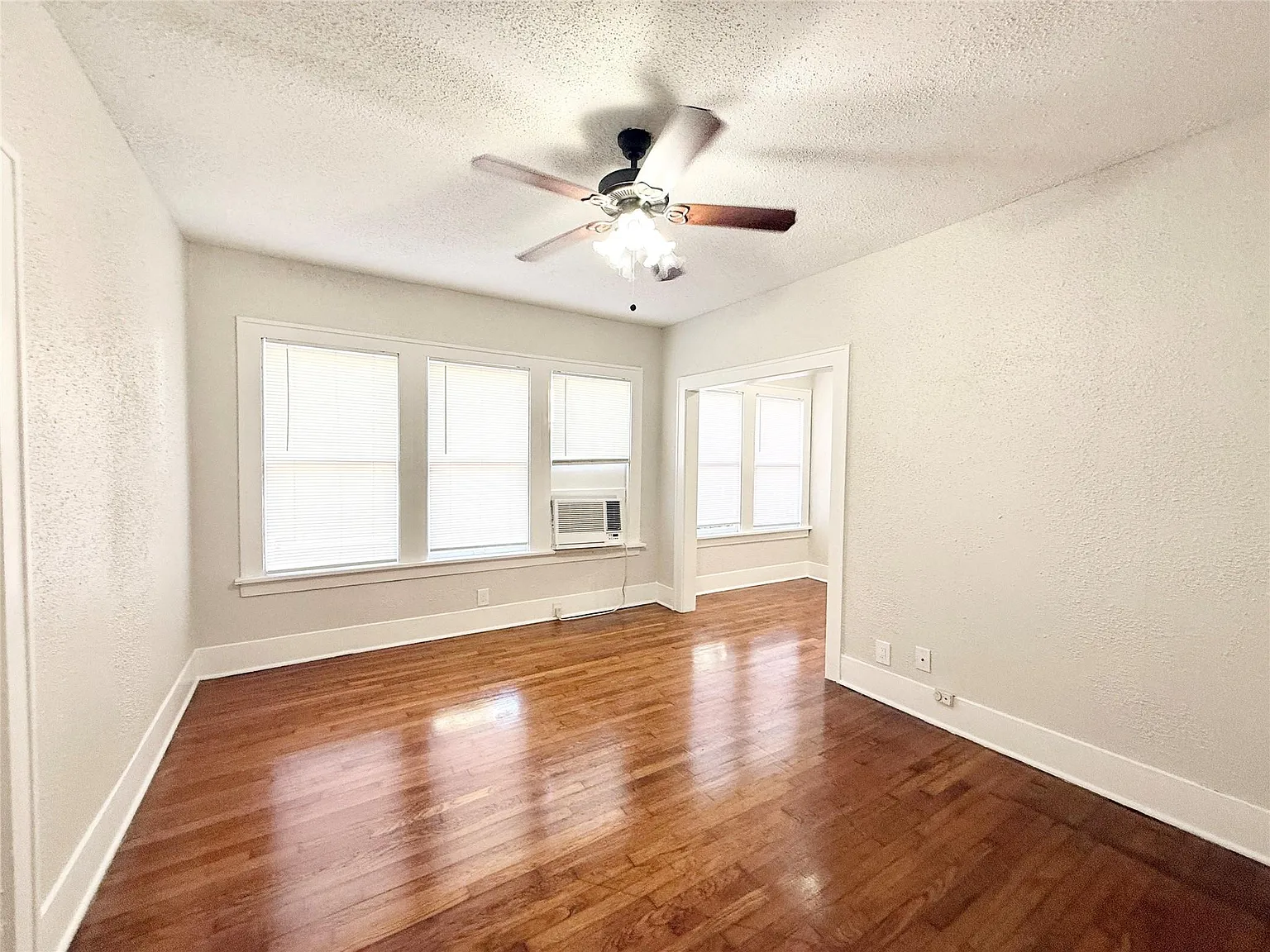 Studio, 1.0 bath, $935 — Photo 3