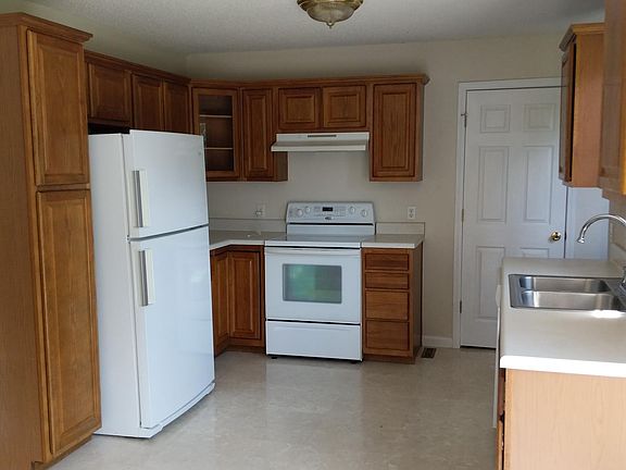 Kitchen - new flooring added - grey wood pattern - not shown in picture.