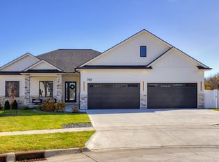 785 Canterbury Cir, Waukee, IA 50263
