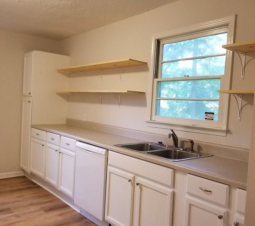 2nd image of 124 Brown St