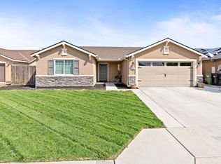 835 Sarah Ln, Dinuba, CA