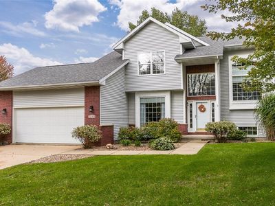 2210 Wolf Creek Trl, Hiawatha, IA, 52233