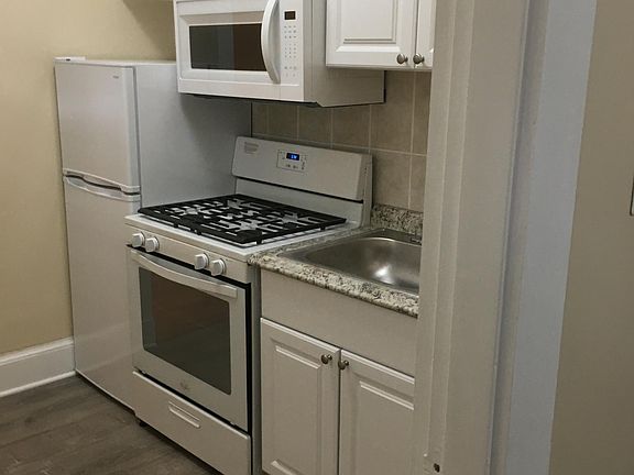 3rd image of 26 Linden Pl #B1