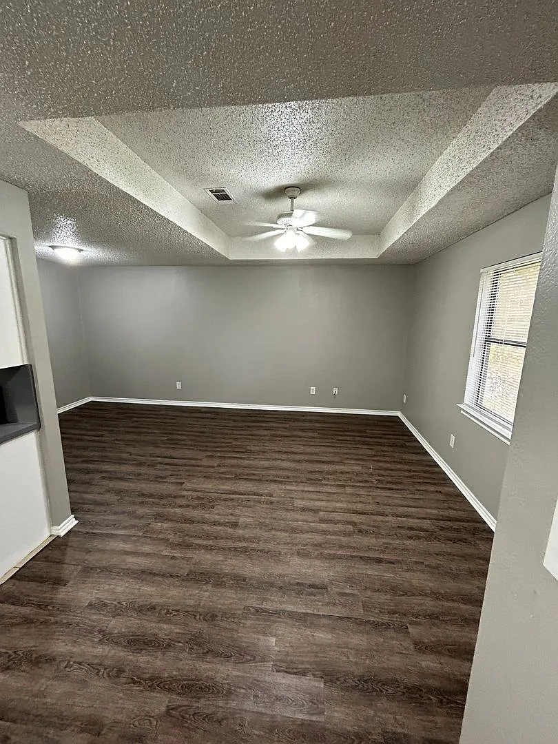 404 Jordan Ln. — Photo 4