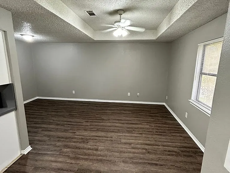 404 Jordan Ln — Photo 3