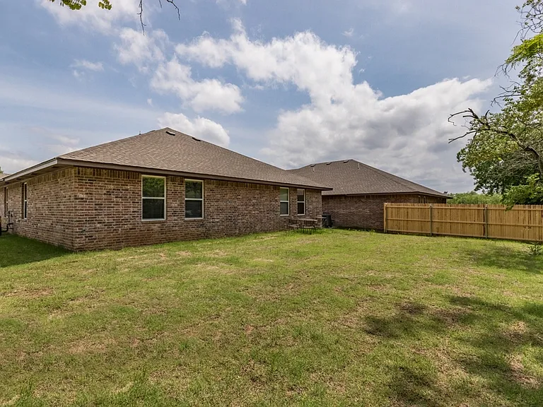 437 Chalk Hill Ct — Photo 10