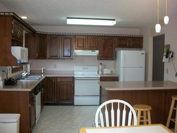 3rd image of 205 Tulip Dr