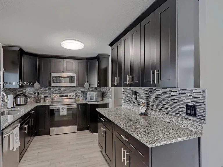 876 Gardenia Dr — Photo 16