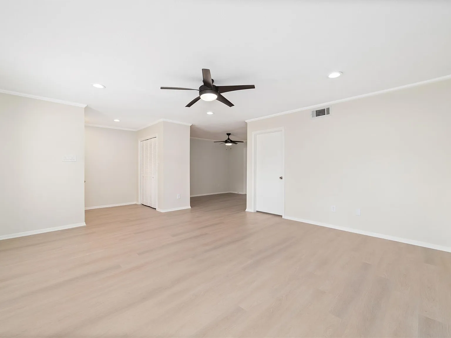 3 bed, 2.5 bath, 2016 sqft, $2,400 — Photo 4