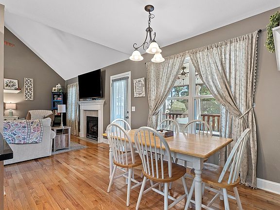 4th image of 42 Willowbrook Dr