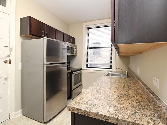 3rd image of 811 W Cornelia Ave APT 2N