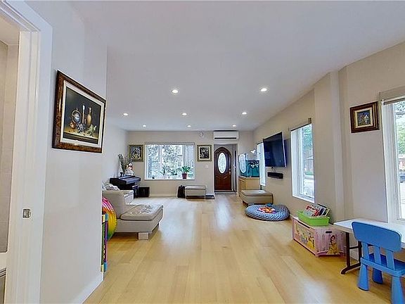 3rd image of 3624 Avenue