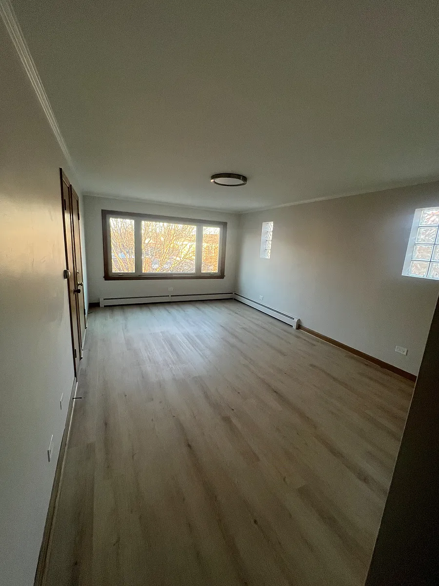 Building Photo - 5847 W Higgins Ave #2